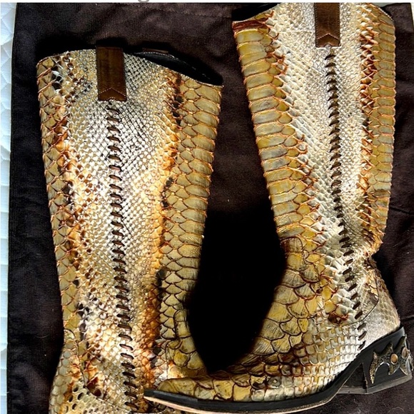 My husband got these off Poshmark for me but to small so I’m reposhing - Picture 3 of 7